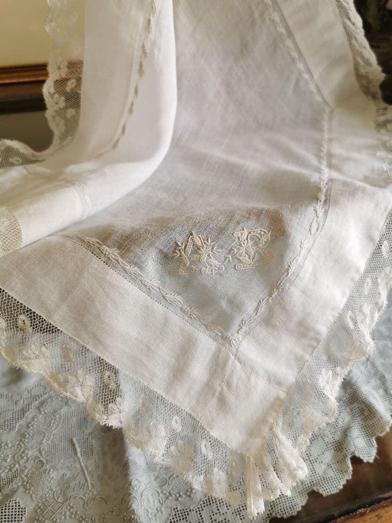 アンティークフランス 精緻な薊刺繍 イニシャル花文字ＡＢ マリアージュハンカチ