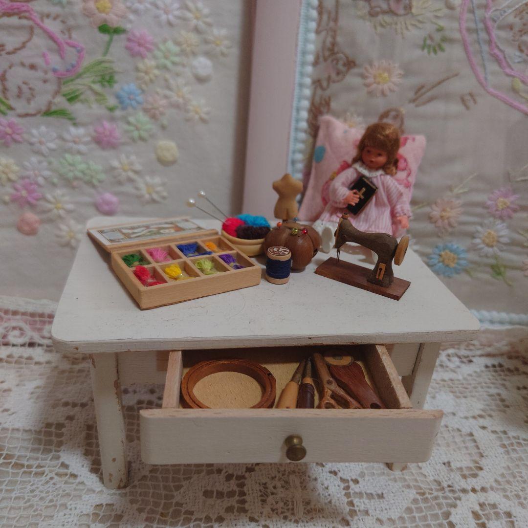 ヴィンテージテーブルとミニチュア裁縫セット、ドールハウス