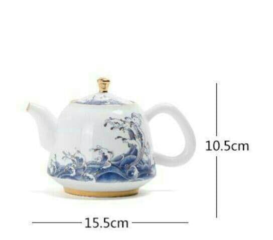 陶磁器の急須.  茶道具に急須を入れる