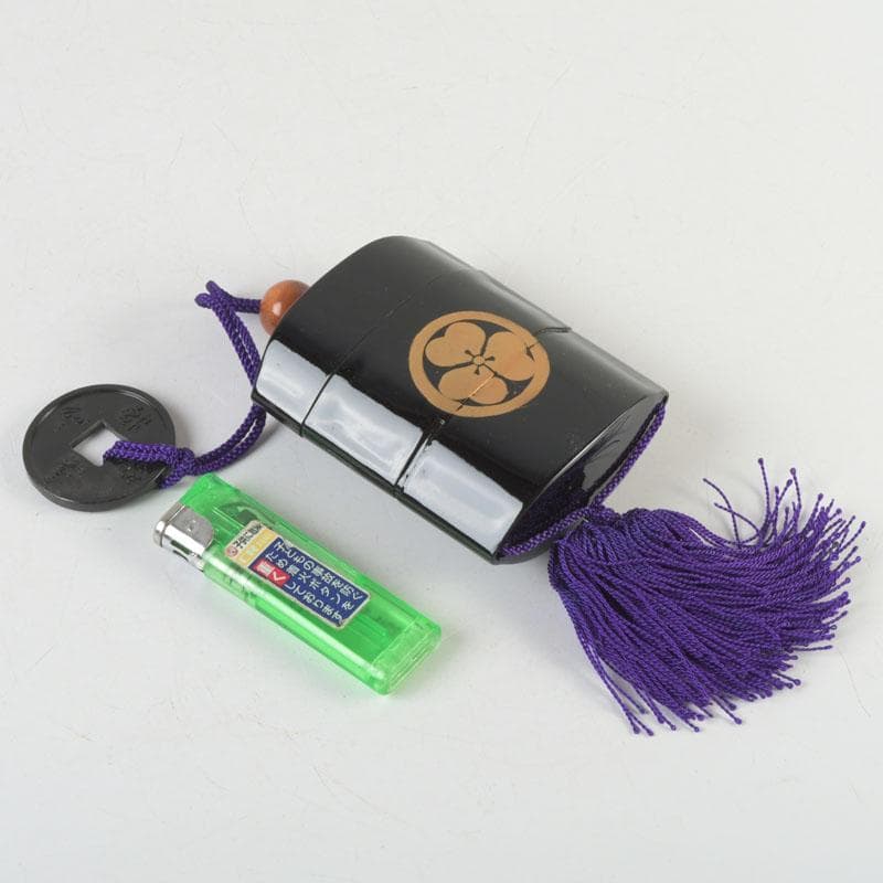 時代提げ物　黒漆　丸に片喰蒔絵　印籠　薬入　根付　緒締め玉　C　9446