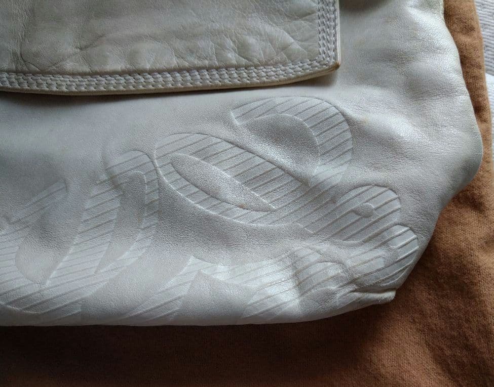 ロエベ ナッパレザー アナグラム ショルダーバッグ 白 ヴィンテージ