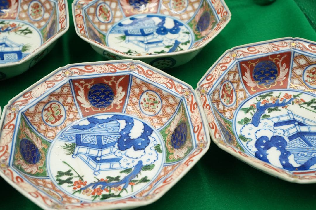 1，大聖寺伊万里１０客　赤絵金彩　八角中皿　大明萬暦年製　磁貫入　丸紋巻物　波図