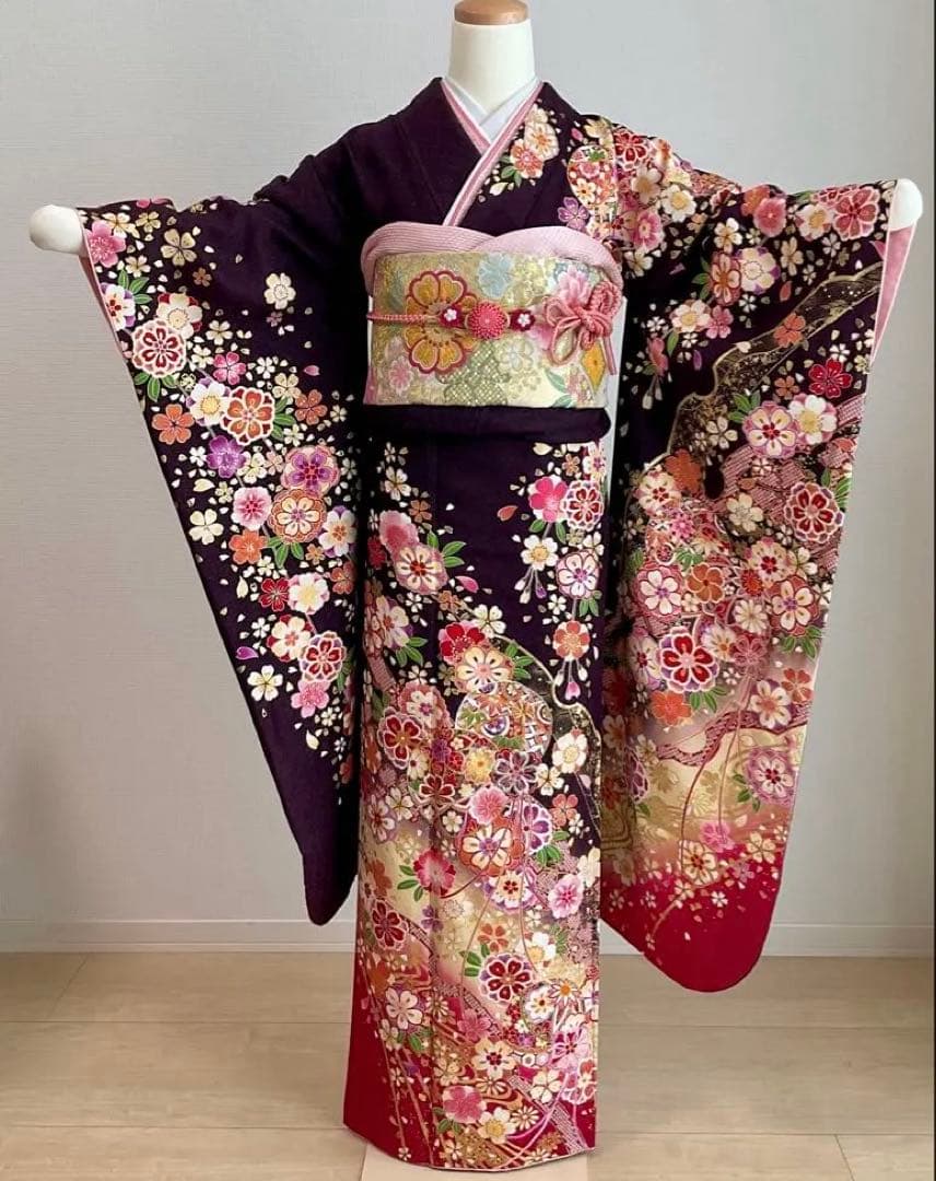 振袖　紫系　濃い紫　桜　 鞠　 熨斗柄 銀通し　正絹