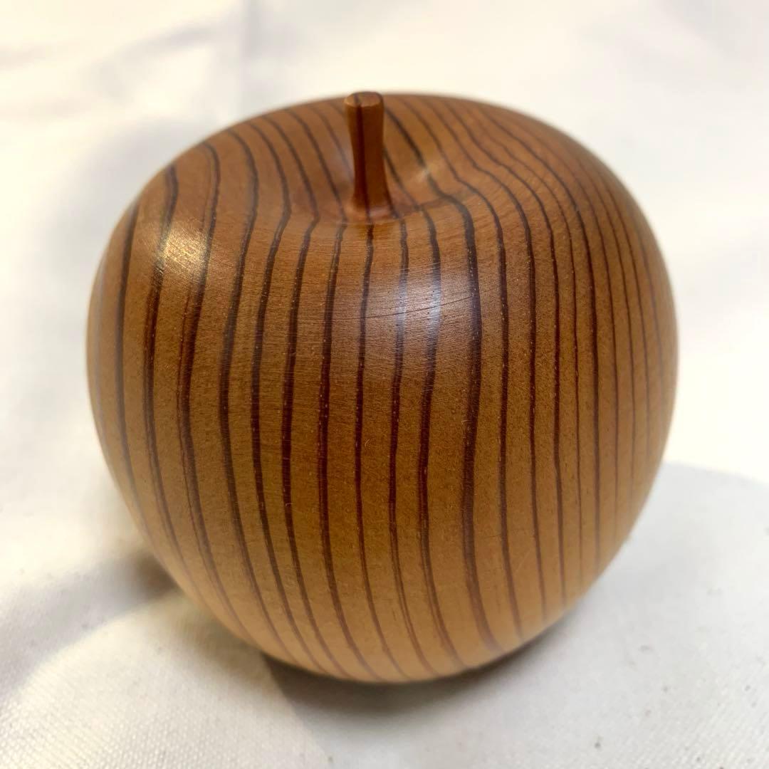 屋久杉　木製りんご　へたまで一体、継ぎ手なし　径 約8cm