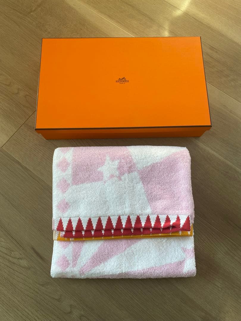 【未使用、タグ付き】HERMES バスタオル　ブランド箱付き