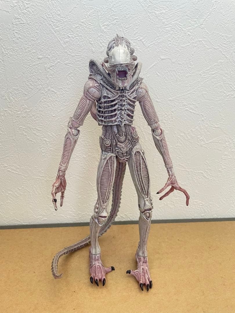アルビノエイリアン　ネカ　フィギュア