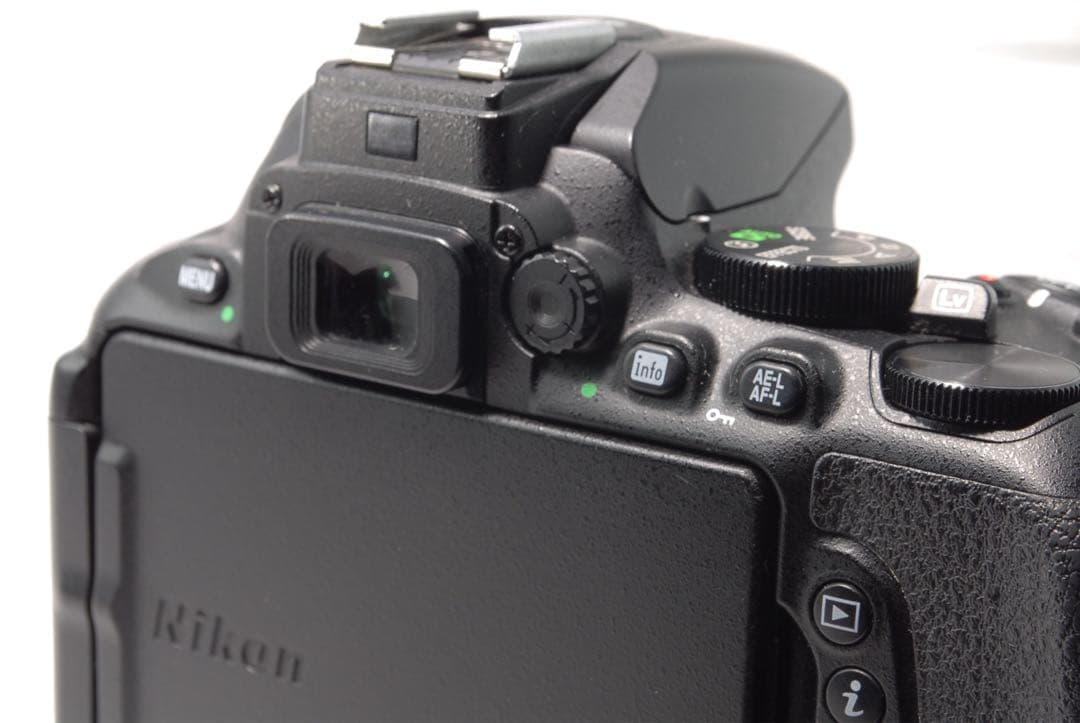 美品Nikon D5600 ダブルレンズ Wi-Fi・Bluetooth機能搭載