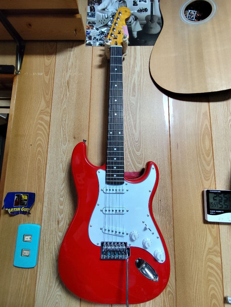 お楽しみキャスター　赤いエレキギター シングルコイル、トレモロ搭載　展示品レベル