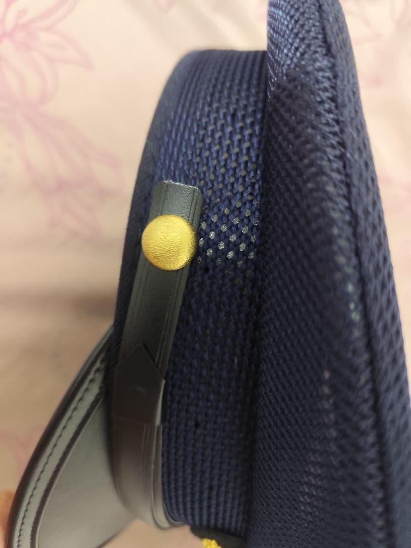 金色装飾のメッシュ帽子