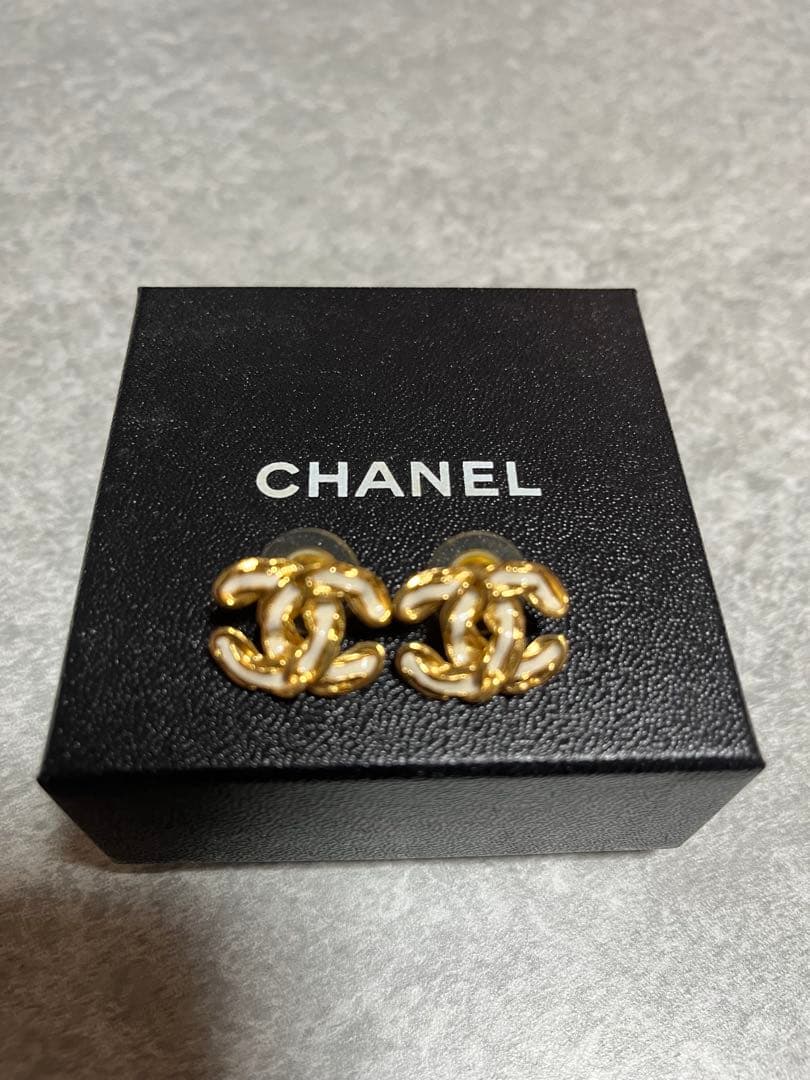 CHANEL ゴールドスタッドピアス