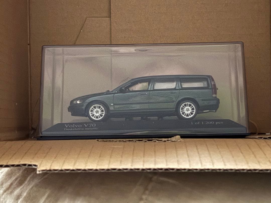 MINICHAMPS Volvo V70 ミニカー 1/43 スケール