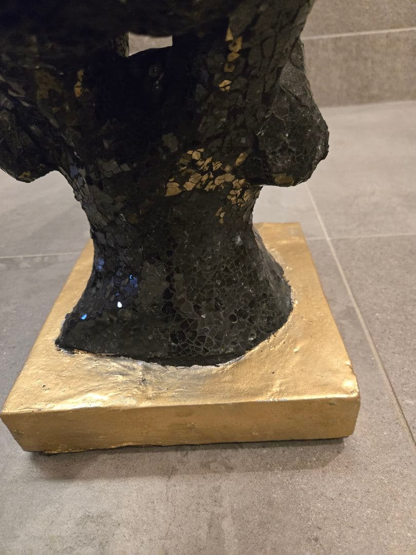 クロヒョウ　黒いオブジェ　 金色の台座付き 装飾品