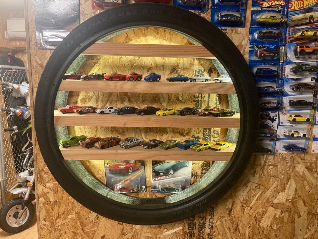 ホットウィール　ミニカー　ディスプレイ　壁掛け　バイクのタイヤで作成
