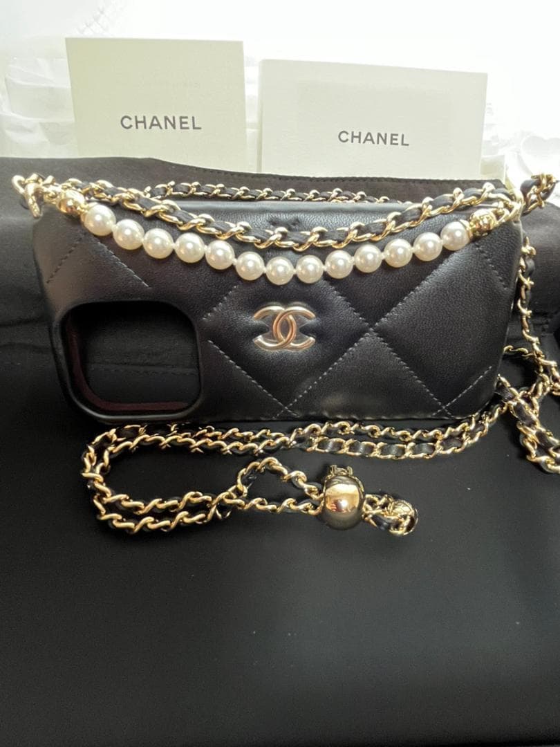 新品未使用 ★CHANEL★チェーン クラッチ iPhone 15Pro ケース
