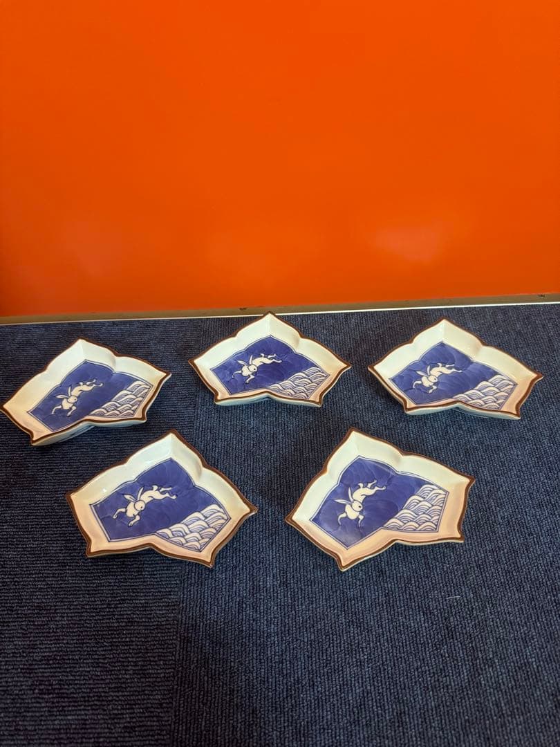 1892 宮内庁御用達『十四代 辻常陸』　辻製　染付兎文　変形皿　5客