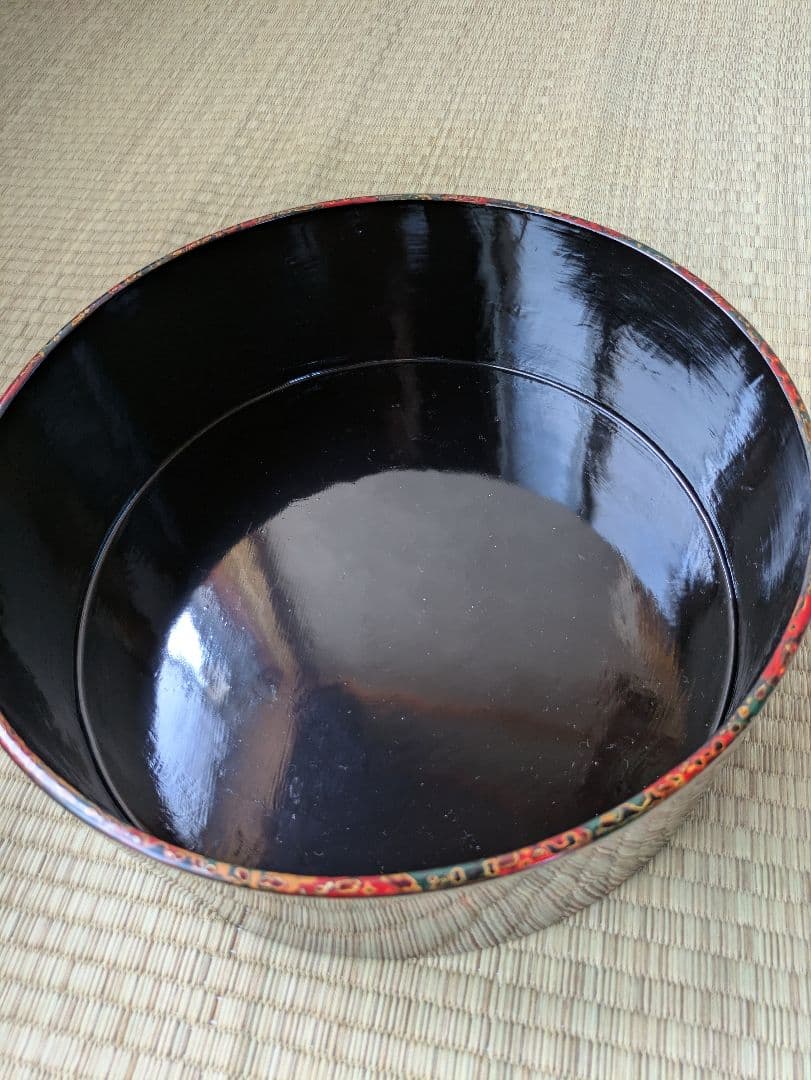 津軽塗の入れ物と皿