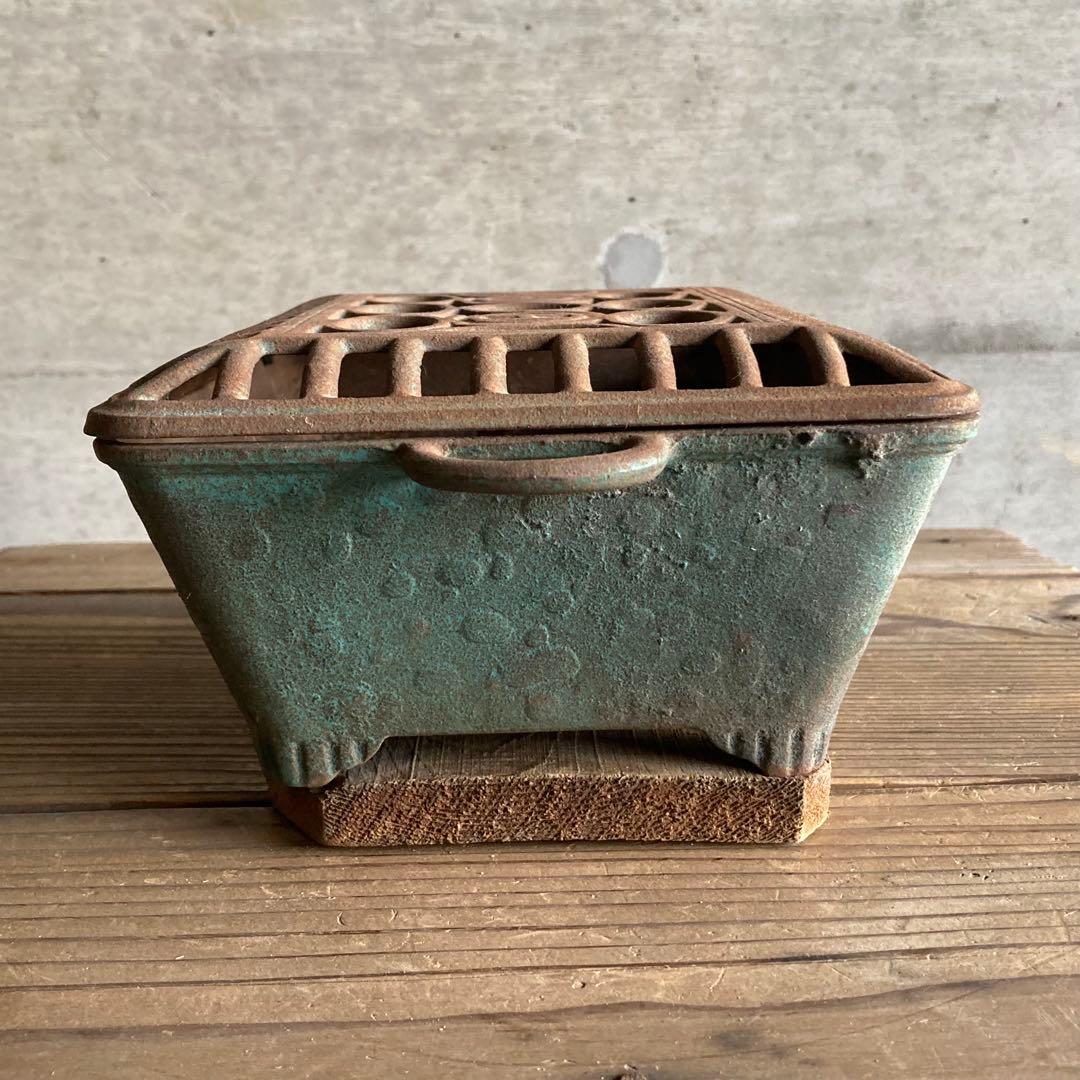 古い火鉢 手炙り 行火 暖房 香炉 蚊取り線香入れ 鉄製 木製台 骨董 レトロ