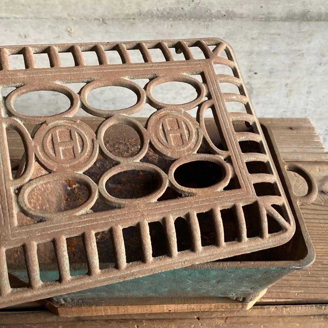 古い火鉢 手炙り 行火 暖房 香炉 蚊取り線香入れ 鉄製 木製台 骨董 レトロ