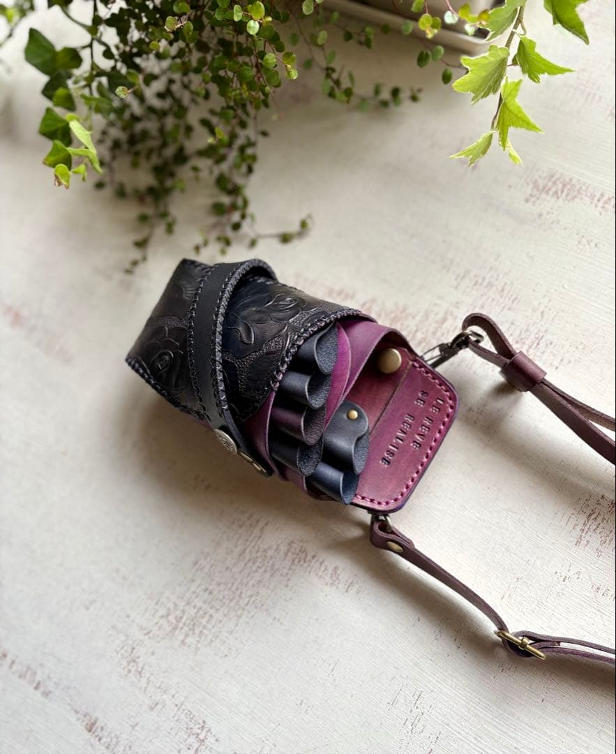 手染めレッドパープル、ローズ型押しのシザーケース