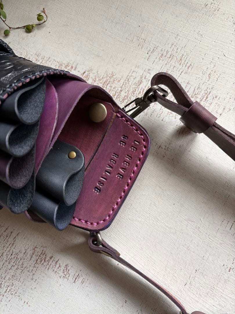 手染めレッドパープル、ローズ型押しのシザーケース