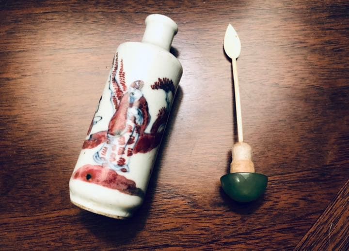 中国骨董　清中期　青花釉裏紅　人物　鼻煙壺　翡翠蓋　骨杓