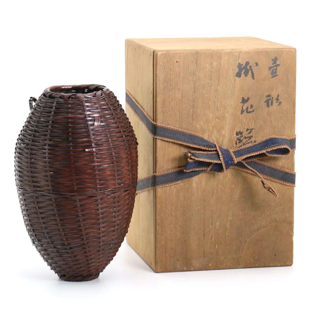 田辺竹雲斎作 壷形 掛花籠 古竹細工 共箱共布　rV750　DD