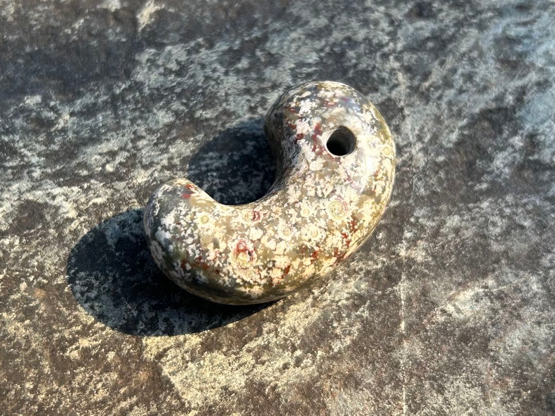 錦石　花紋石勾玉