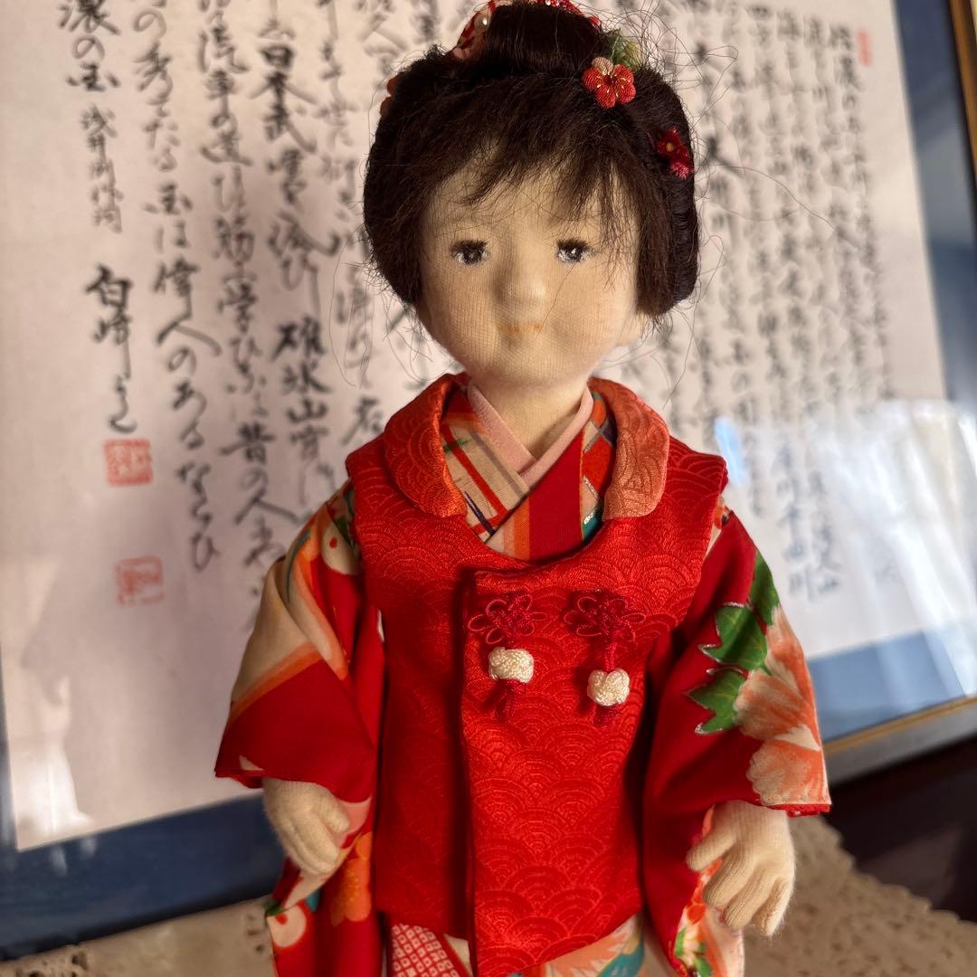 赤と緑の着物の布製人形