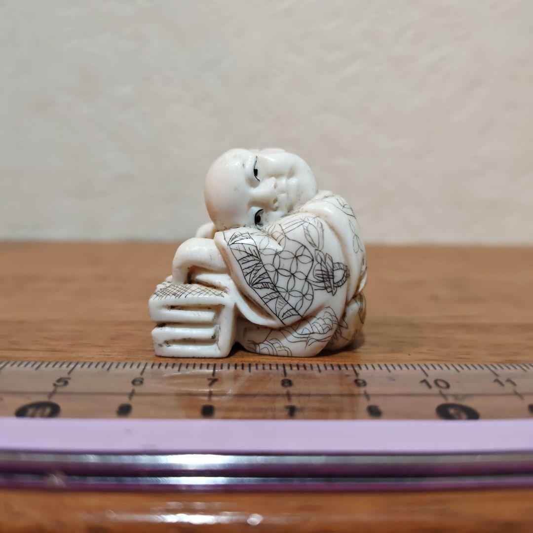 時代提物 人物根付 天然素材 【一休みする小僧】高さ約3.3cm 重さ約28ｇ