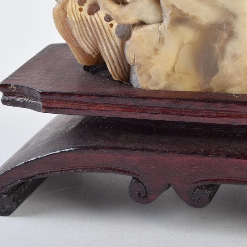 中国　玉石寿山石鶏血彫刻　山水雕　置物　唐木台付　V　9220