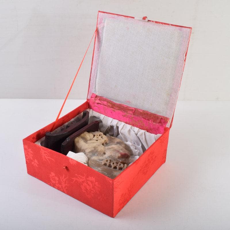 中国　玉石寿山石鶏血彫刻　山水雕　置物　唐木台付　V　9220