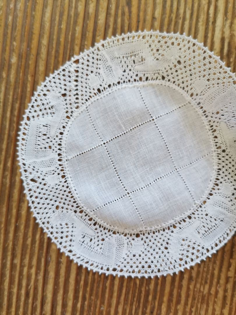 アンティークフランダースレース 花頭を垂れた薔薇 目抜き透かし格子刺繍 ドイリー