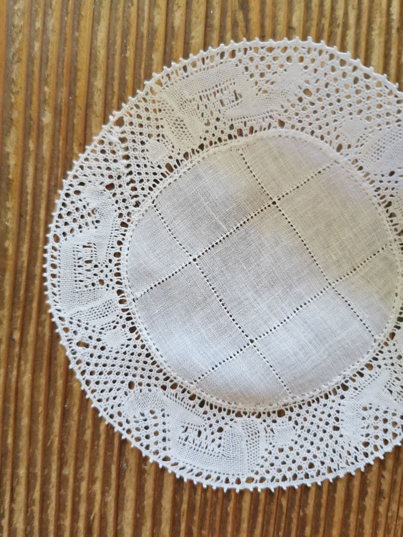 アンティークフランダースレース 花頭を垂れた薔薇 目抜き透かし格子刺繍 ドイリー