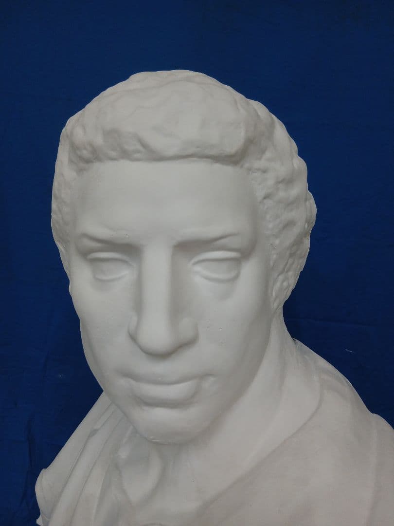 ブルータス胸像(高さ85cm)