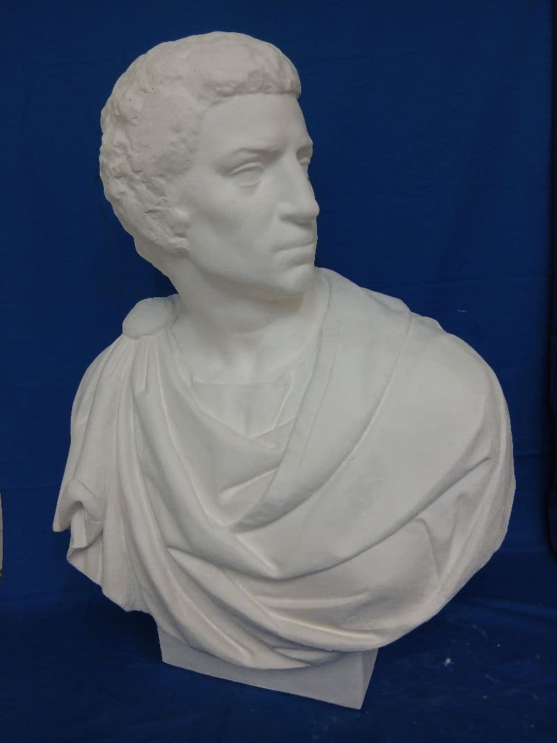 ブルータス胸像(高さ85cm)