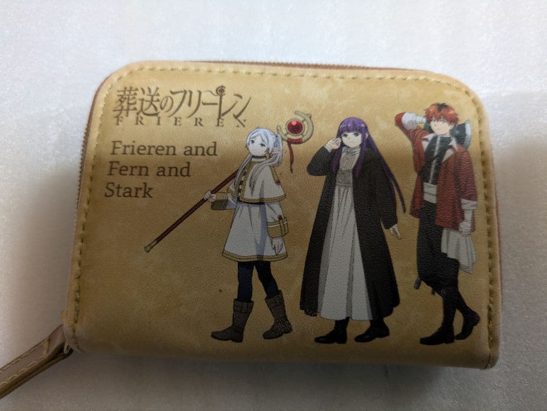フリーレンフィギュアと他にカード3枚、クリアファイル2枚、財布、カードケース付き