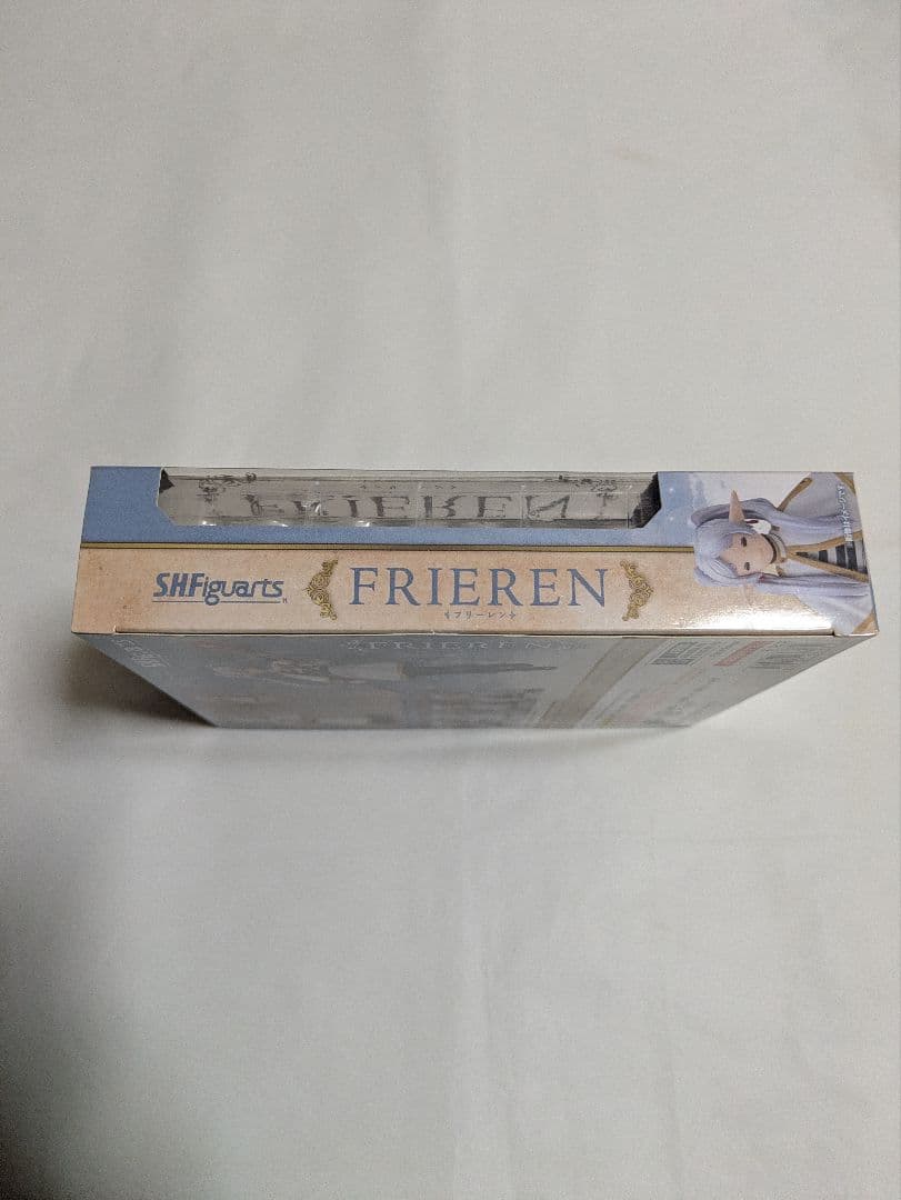 フリーレンフィギュアと他にカード3枚、クリアファイル2枚、財布、カードケース付き