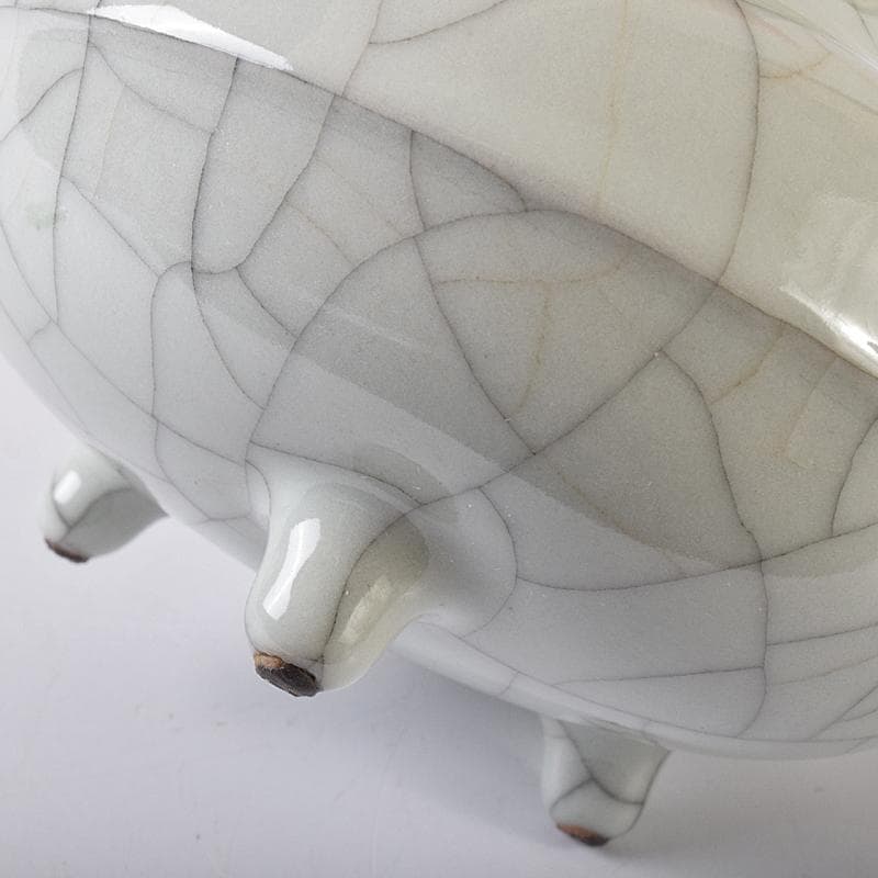 中国　大清乾隆年製款　哥窯　白磁　金糸鉄線　氷裂文　三足瓶　M　7993E