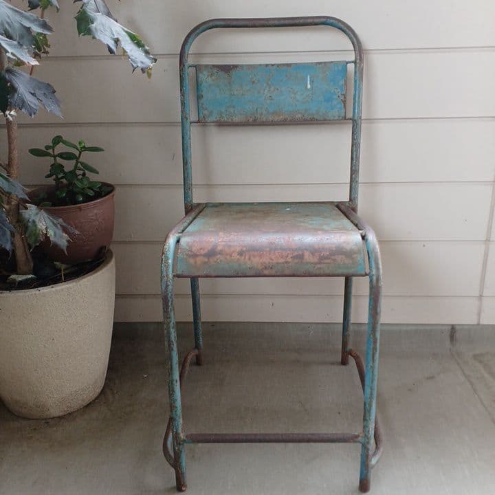 私の部屋　シャビーでアンティークなアイアン椅子