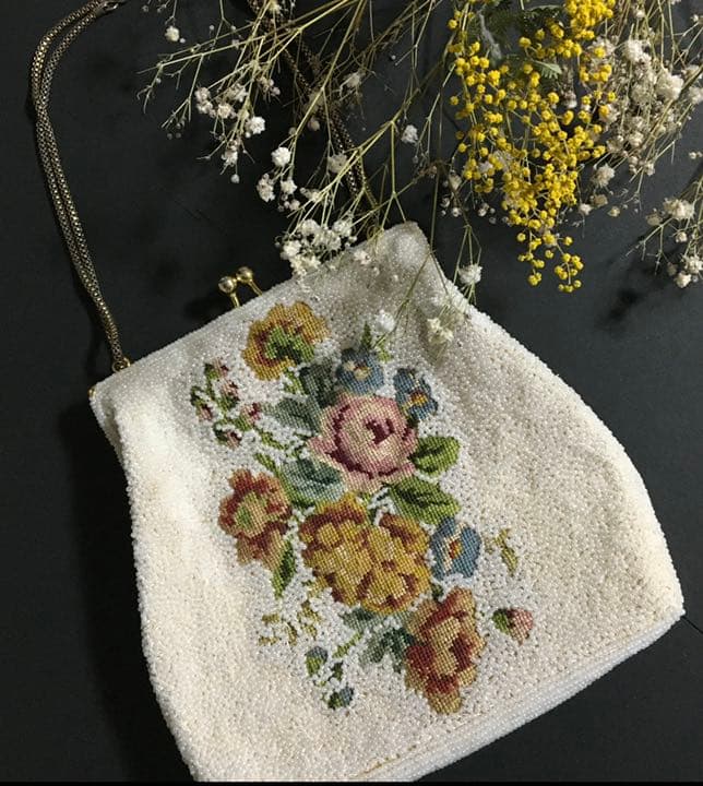 60年代ビンテージ フランス・プチポワン花刺繍マイクロビーズがま口パーティバッグ
