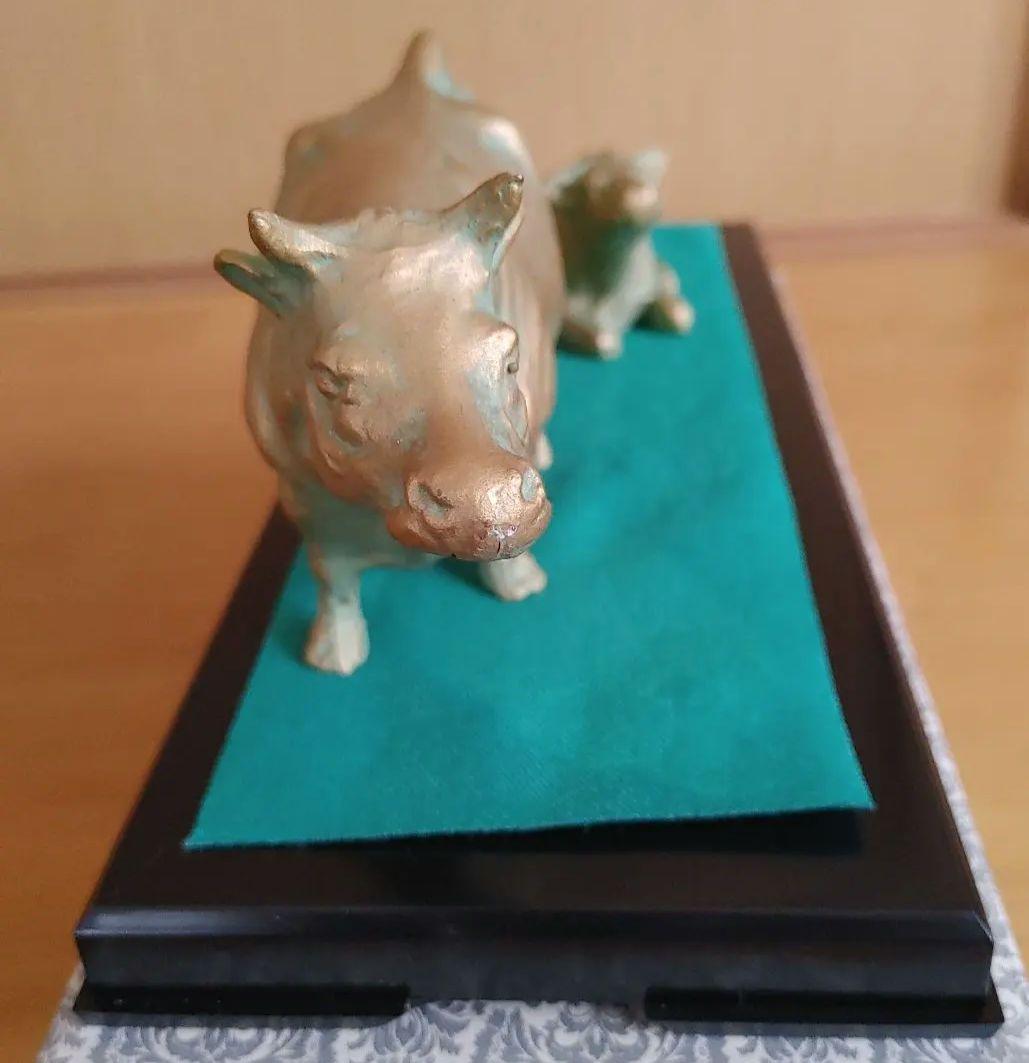 金色の牛と子牛の置物