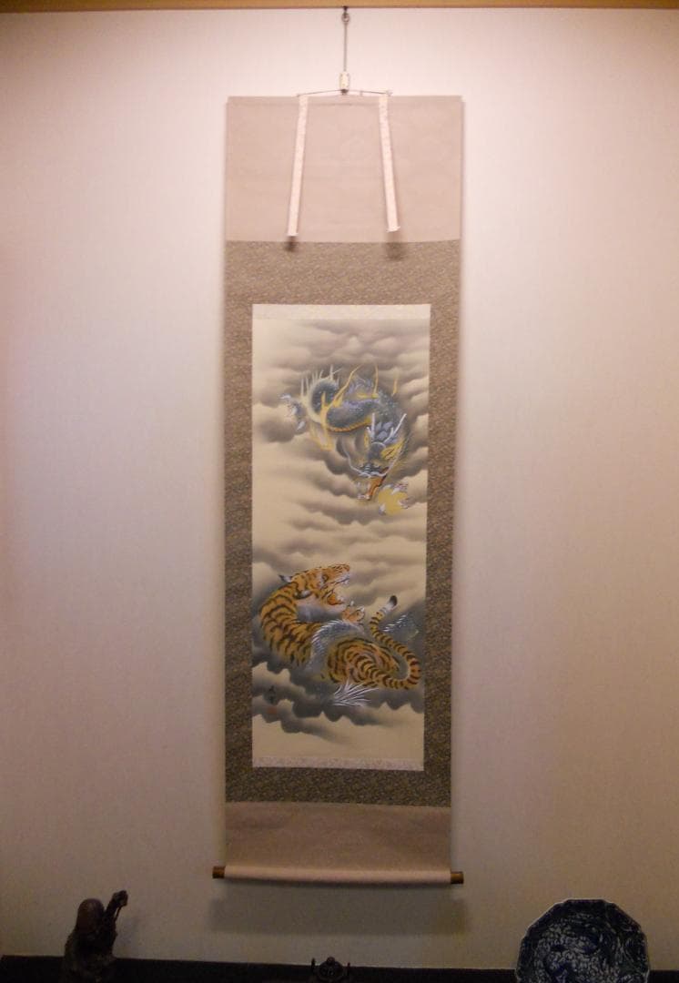 掛け軸 北野暁雪 開運 龍虎之図 絹本 希少 軸装 茶道具 掛軸 美品 です。