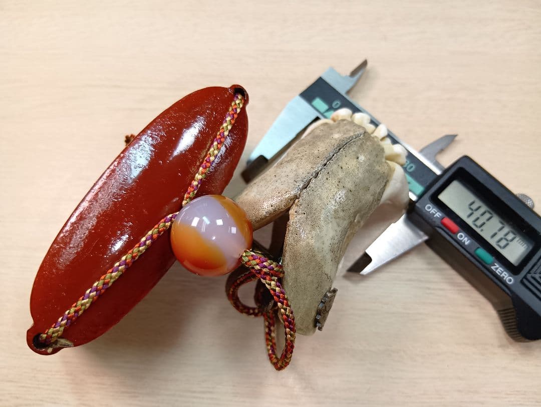 印籠朱塗り牛引き図／山岳信仰護符金工細工根付