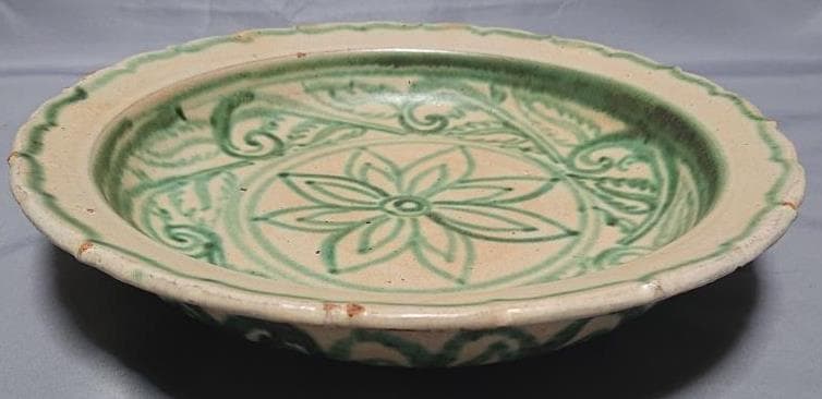 コレクター収集　ミャンマー　白濁緑釉　絵草花文　輪花大皿　15～16世紀