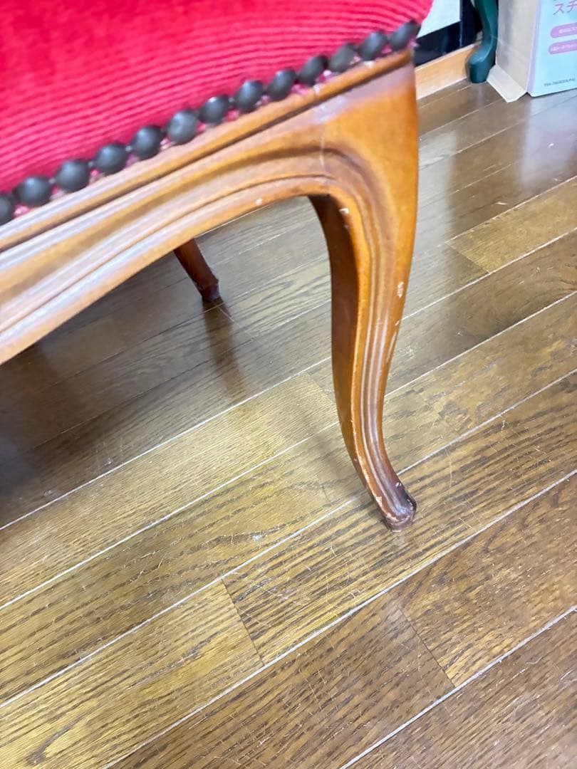 貓脚 クラシック 赤い布張りソファ