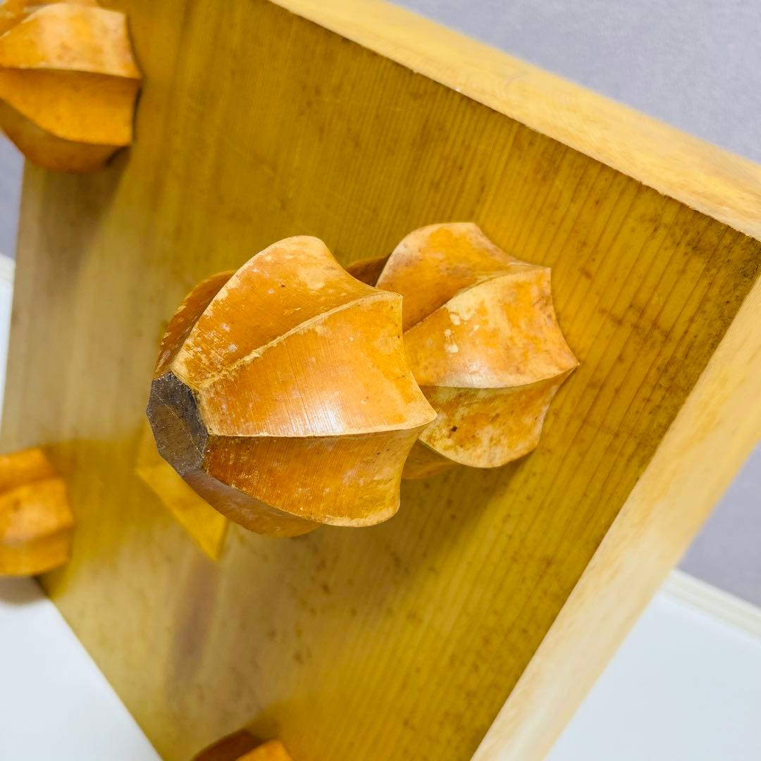 【送料無料】高級 国産 極厚 5.7寸 囲碁 本榧 柾目 目が繊細 ヘソ 脚付き