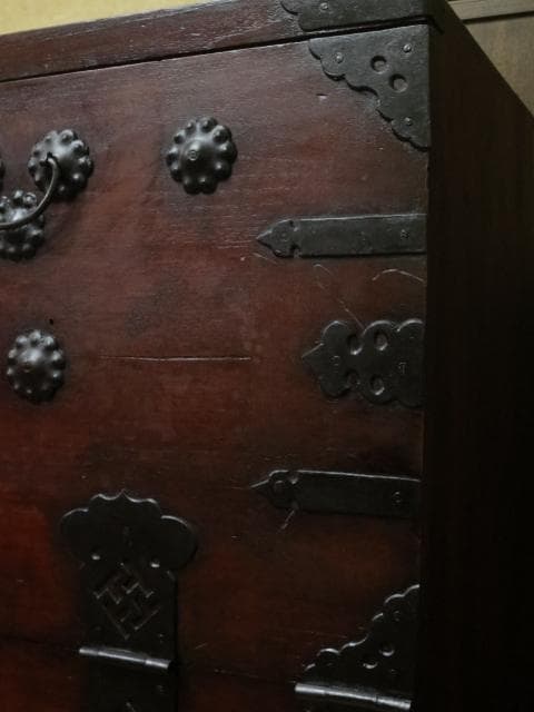 李朝古民具 朝鮮美術 朝鮮古民芸 松無垢材 卍字鉄地金具 時代 バンダジ 半閉櫃