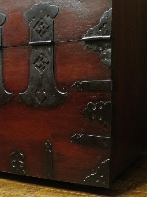 李朝古民具 朝鮮美術 朝鮮古民芸 松無垢材 卍字鉄地金具 時代 バンダジ 半閉櫃