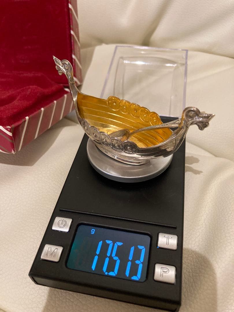 銀製バイキング船型容器とスプーン