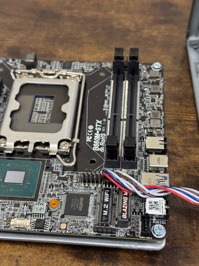 DeskMini B660 ベアボーンPC